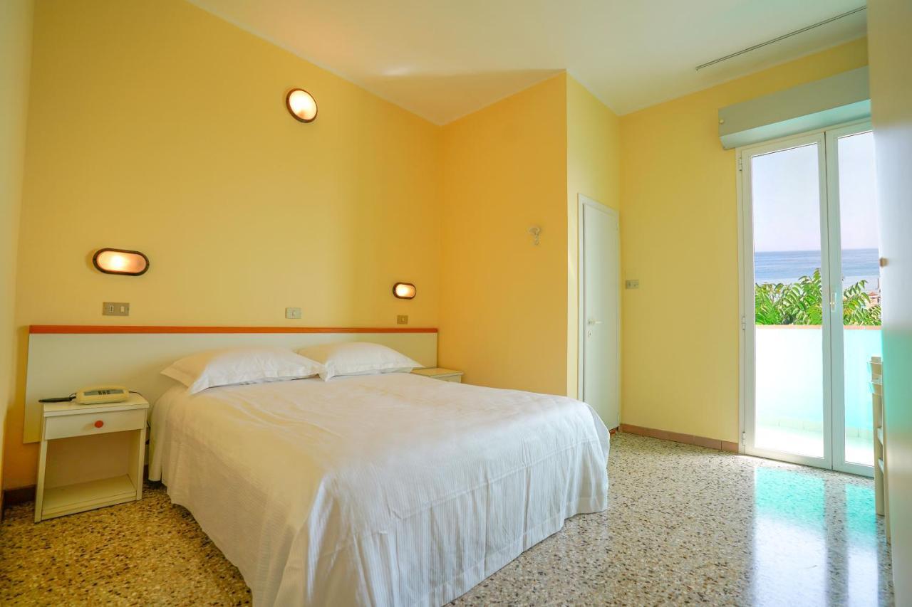Hotel Mondial Rimini Extérieur photo