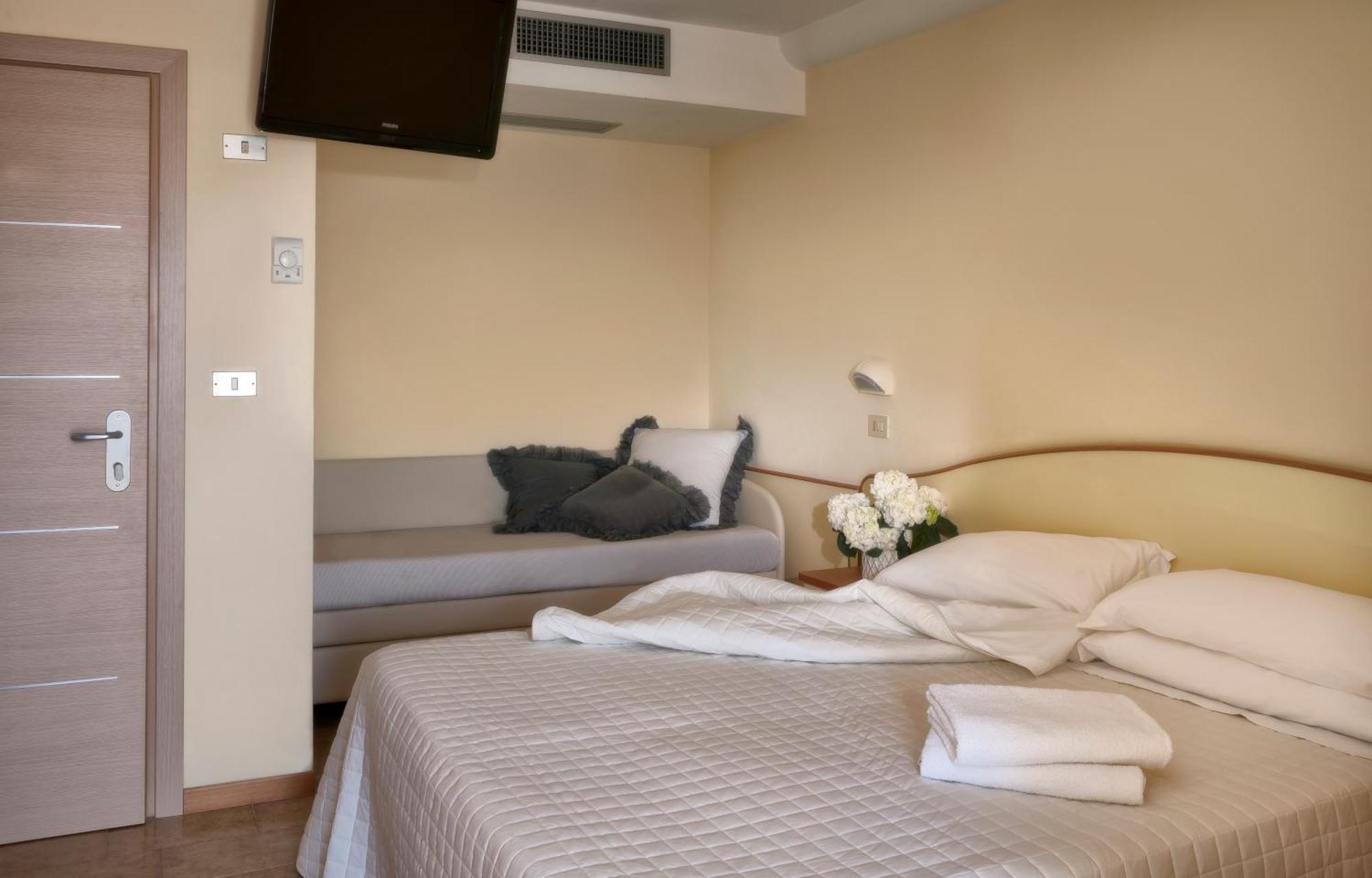 Hotel Mondial Rimini Extérieur photo