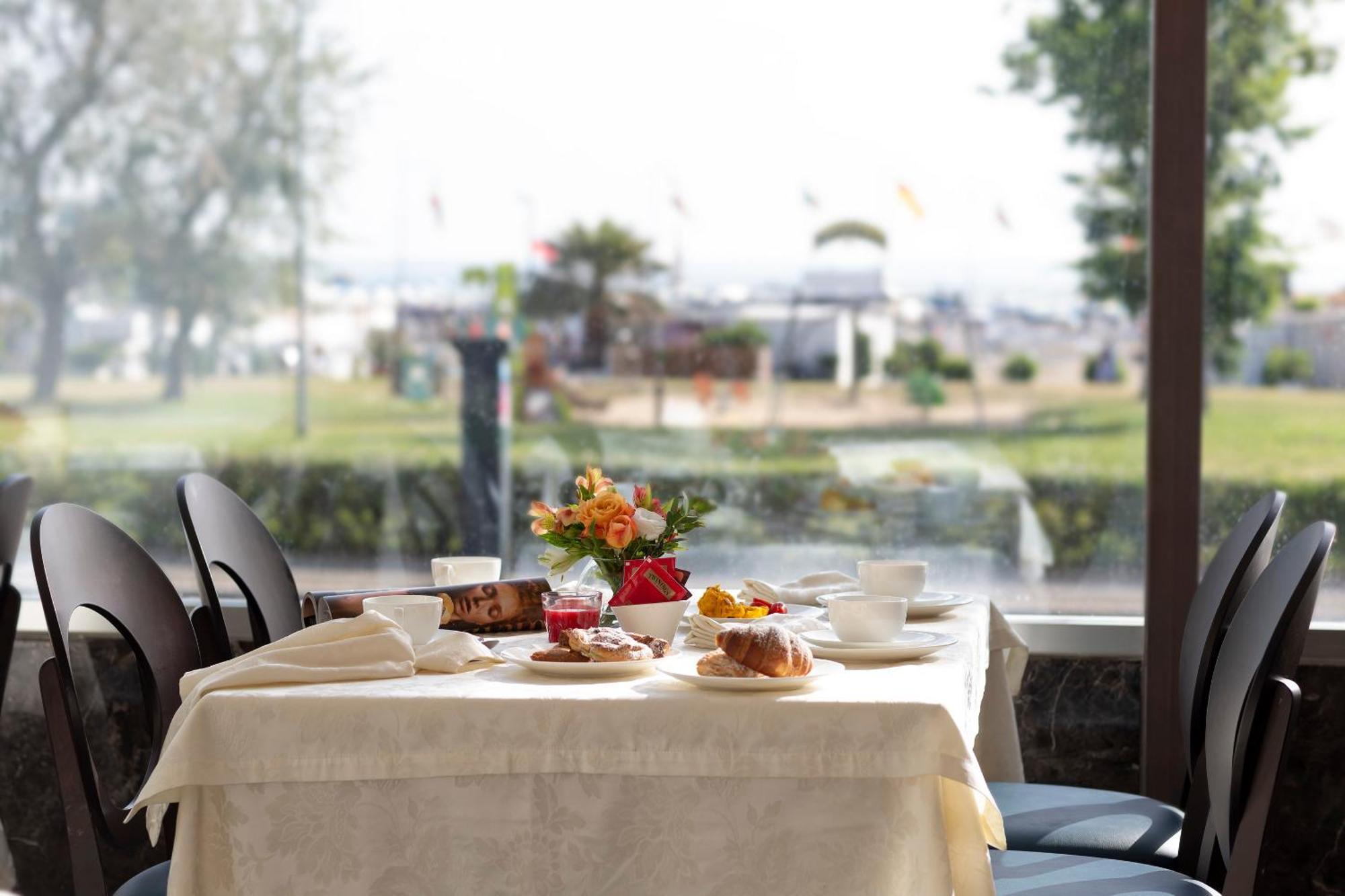 Hotel Mondial Rimini Extérieur photo