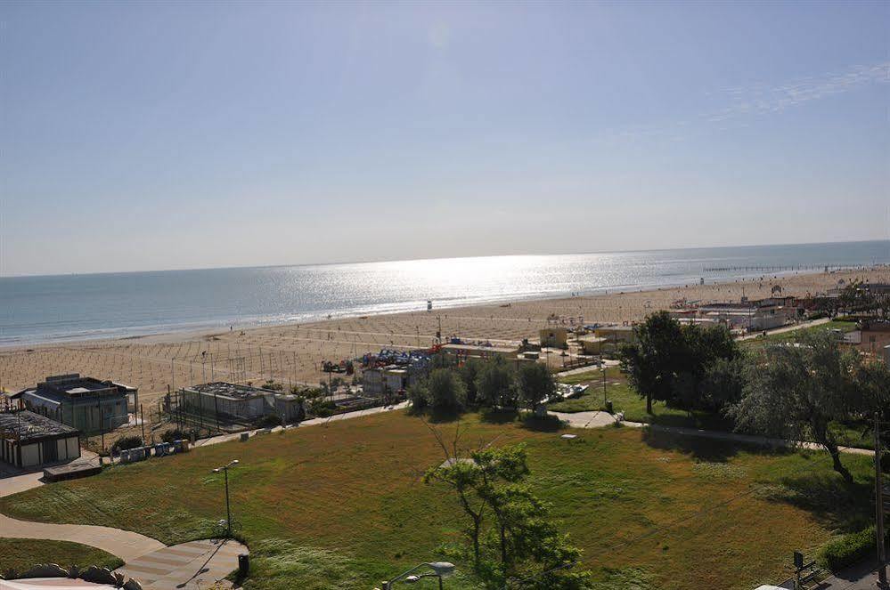 Hotel Mondial Rimini Extérieur photo